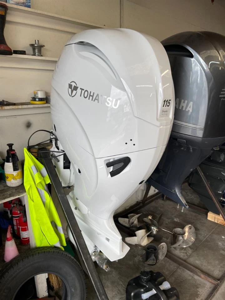 Moteur Hors-Bord 115 Cv Tohatsu Blanc Béluga Arbre Long Démarrage Electrique Commande à Distance Relevage Electrique 6 Moteur Hors-Bord 115 Cv Tohatsu Blanc Béluga Arbre Long Démarrage Electrique Commande à Distance Relevage Electrique – Image 4