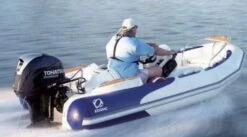 Moteur Hors-Bord 50 Cv Tohatsu Arbre Long Démarrage Electrique Barre Franche MULTIFONCTIONS Relevage Electrique -Azur Marine Moteur Hors Bord 50 cv Tohatsu Arbre Long Demarrage Elec 17