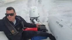 Moteur Hors-Bord 60 Cv Tohatsu Blanc Arbre Long Démarrage Electrique Barre Franche MULTIFONCTIONS Relevage Electrique -Azur Marine Moteur Hors Bord 60 cv Tohatsu Arbre Long Demarrage Elec 8