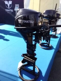 Moteur Hors-Bord TOHATSU 9,8 Cv, 4temps, (Arbre Long, Barre Franche, Démarrage électrique) -Azur Marine Moteur Hors Bord TOHATSU 9 8 cv 4temps Arbre Long Barre